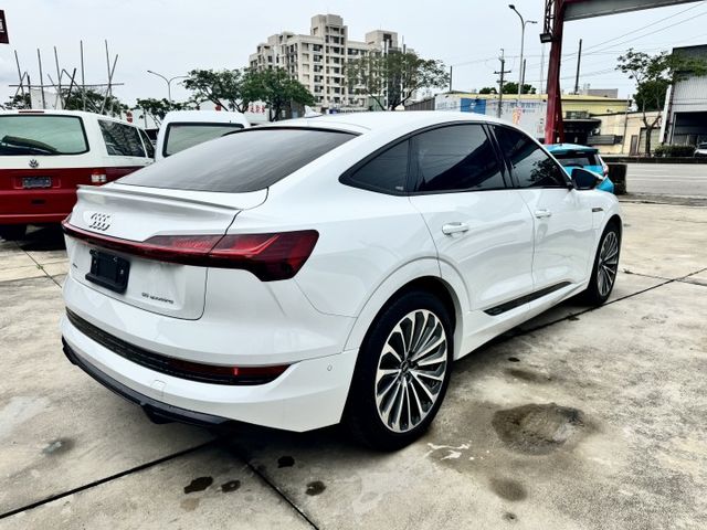 ✅E-tron Sportback 55✅實跑1 萬2千公里✅新車價357萬✅免200萬✅跟新車一樣差在價格✅原鈑件  第2張相片