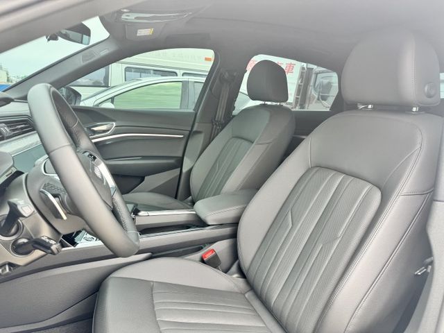 ✅E-tron Sportback 55✅實跑1 萬2千公里✅新車價357萬✅免200萬✅跟新車一樣差在價格✅原鈑件  第3張相片