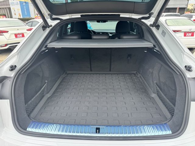 ✅E-tron Sportback 55✅實跑1 萬2千公里✅新車價357萬✅免200萬✅跟新車一樣差在價格✅原鈑件  第5張相片