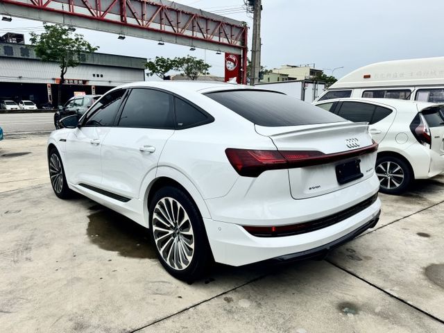 ✅E-tron Sportback 55✅實跑1 萬2千公里✅新車價357萬✅免200萬✅跟新車一樣差在價格✅原鈑件  第7張相片