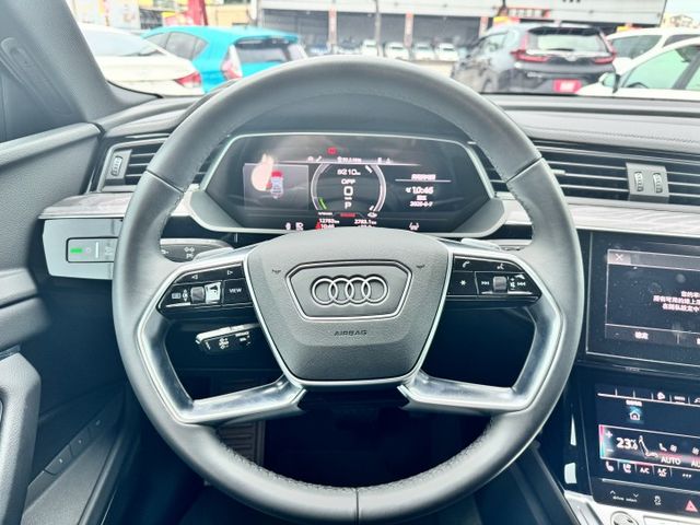✅E-tron Sportback 55✅實跑1 萬2千公里✅新車價357萬✅免200萬✅跟新車一樣差在價格✅原鈑件  第9張相片