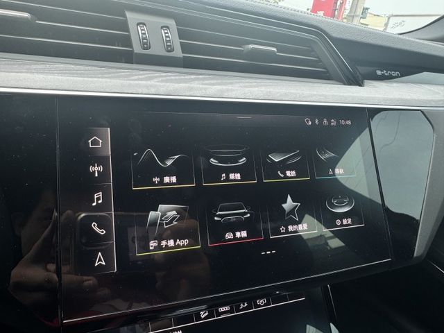 ✅E-tron Sportback 55✅實跑1 萬2千公里✅新車價357萬✅免200萬✅跟新車一樣差在價格✅原鈑件  第11張相片