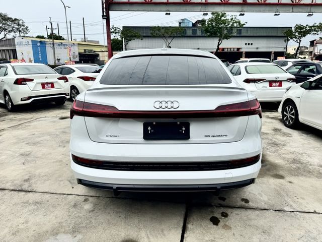 ✅E-tron Sportback 55✅實跑1 萬2千公里✅新車價357萬✅免200萬✅跟新車一樣差在價格✅原鈑件  第15張相片