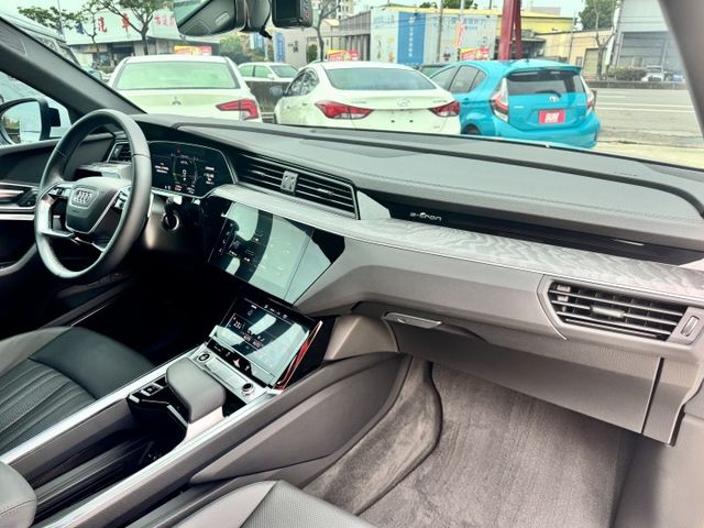 ✅E-tron Sportback 55✅實跑1 萬2千公里✅新車價357萬✅免200萬✅跟新車一樣差在價格✅原鈑件  第17張相片