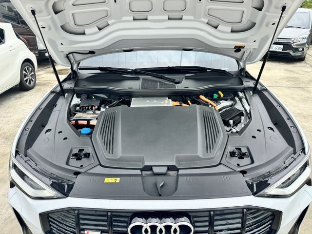 ✅E-tron Sportback 55✅實跑1 萬2千公里✅新車價357萬✅免200萬✅跟新車一樣差在價格✅原鈑件  第19張相片