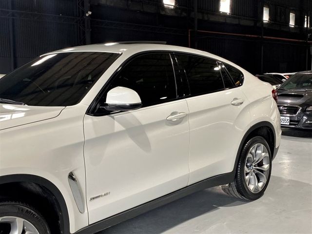 35i 3.0渦輪 天窗 4WD 電尾門 環景 定速 方控 摸門 雙電椅 20吋圈 抬頭 行車  第6張相片