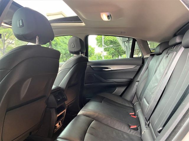 35i 3.0渦輪 天窗 4WD 電尾門 環景 定速 方控 摸門 雙電椅 20吋圈 抬頭 行車  第12張相片