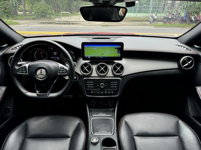 CLA250 2.0渦輪 總代理 PLUS 全景 AMG 大安卓機 環景 平盤 雙電動椅 18夜色圈 空套 鴨尾 H/K  第2張相片