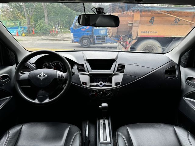 2.4 自排 小客貨車 雙安 定速 ABS 皮椅 方控 後出風口 電折後視鏡 可調式大燈 雷達 USB  第2張相片