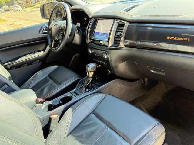 2.0 雙渦輪 ACC 4WD 導航 顯影 後立板 6安 旅行架 摸門 I-KEY 車道偏移 停車輔助 方控 電動座椅  第12張相片