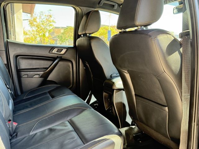 2.0 雙渦輪 ACC 4WD 導航 顯影 後立板 6安 旅行架 摸門 I-KEY 車道偏移 停車輔助 方控 電動座椅  第13張相片