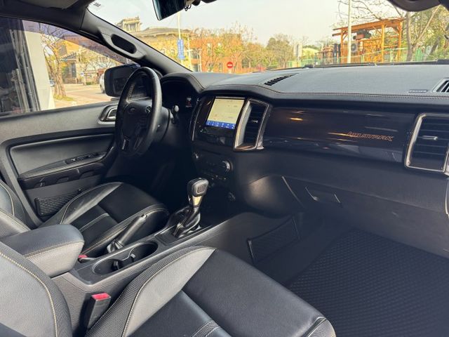 2.0 雙渦輪 6安 4WD 導航 顯影 霸氣水箱罩 後網拉桿 I-KEY 摸門 電動椅 18圈 側踏板 HID  第14張相片