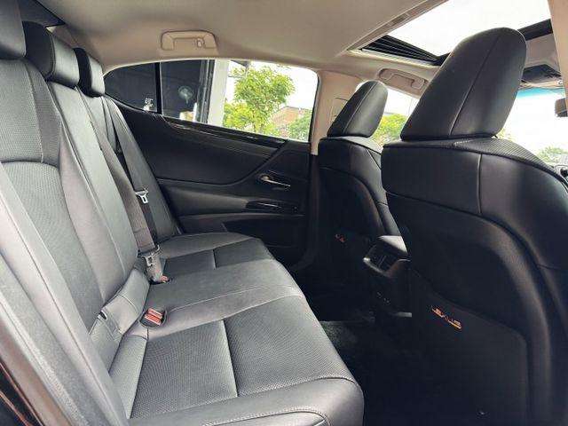 新型小改款 2.0 汽油 天窗 I-KEY ACC 環景 盲點 雙電熱電動椅 18圈 恆溫 CAR PLAY  第9張相片