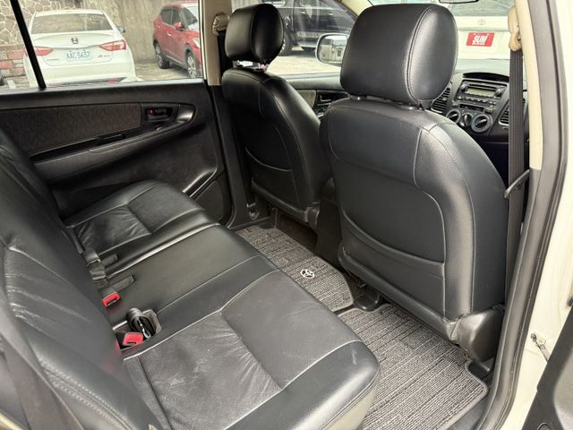 2.0 J版 雙安 自排 自用小客貨 倒車雷達 黑內裝 皮椅 可調式大燈 按時保養  第13張相片