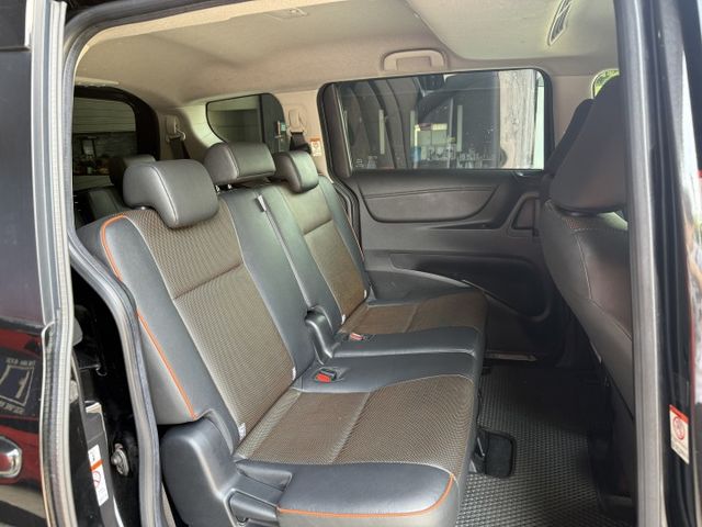 1.8 七人座 電動滑門 I-KEY 雙安  顯影 定 速 前後行車紀錄器 胎壓 摸門 ABS 後出風口 循跡 藍芽  第14張相片