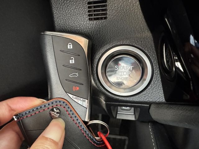 2.0汽油 新型小改款 天窗 I-KEY ACC 盲點 摸門 雙電動電熱椅 18圈 快撥  CARPLAY  第12張相片