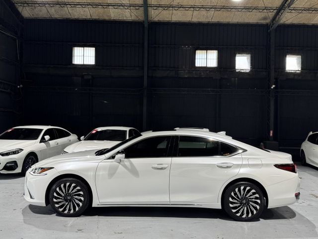 2.0汽油 新型小改款 天窗 I-KEY ACC 12安 環景 車偏 盲點 摸門 行車器 氣氛燈 電動電熱椅  第3張相片