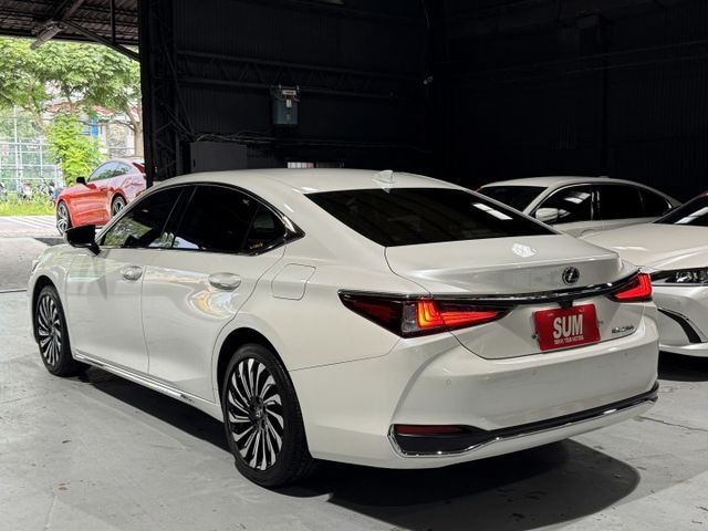 2.0汽油 新型小改款 天窗 I-KEY ACC 12安 環景 車偏 盲點 摸門 行車器 氣氛燈 電動電熱椅  第6張相片