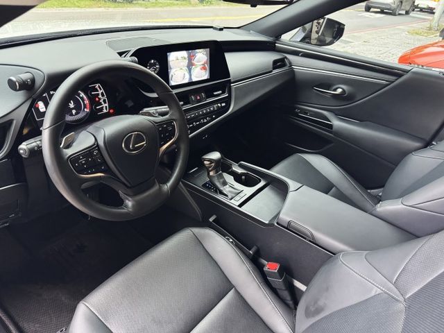 2.0汽油 新型小改款 天窗 I-KEY ACC 12安 環景 車偏 盲點 摸門 行車器 氣氛燈 電動電熱椅  第9張相片