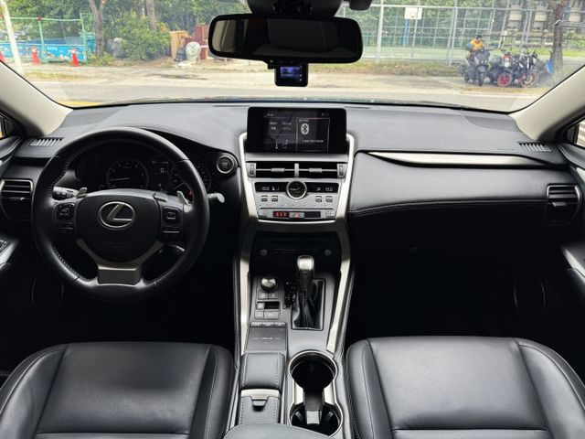 2.0汽油 豪華旗艦 天窗 電尾門 電動椅 ACC I-KEY 摸門 9安 雙電熱椅 盲點 方控 快撥 顯影  第2張相片