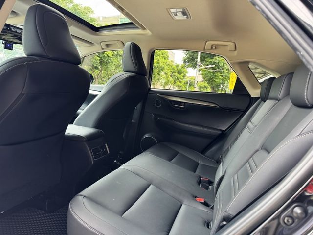 2.0汽油 豪華旗艦 天窗 電尾門 電動椅 ACC I-KEY 摸門 9安 雙電熱椅 盲點 方控 快撥 顯影  第9張相片