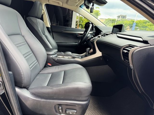 2.0汽油 豪華旗艦 天窗 電尾門 電動椅 ACC I-KEY 摸門 9安 雙電熱椅 盲點 方控 快撥 顯影  第10張相片