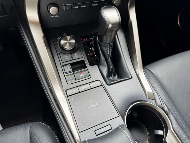 2.0汽油 豪華旗艦 天窗 電尾門 電動椅 ACC I-KEY 摸門 9安 雙電熱椅 盲點 方控 快撥 顯影  第12張相片