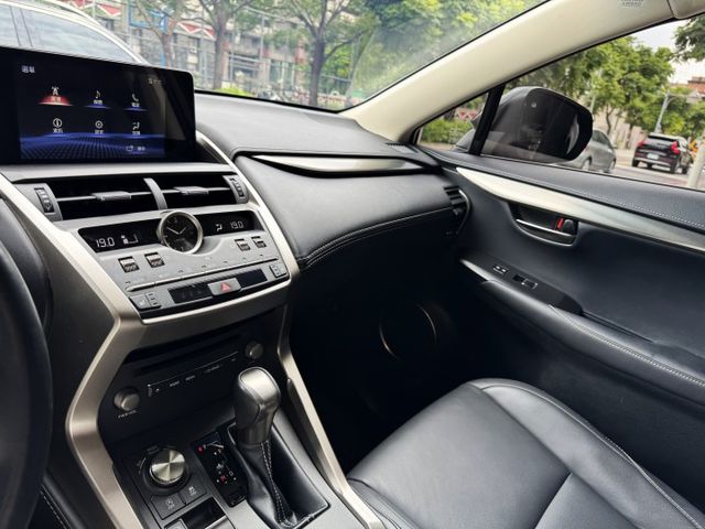 2.0汽油 豪華旗艦 天窗 電尾門 電動椅 ACC I-KEY 摸門 9安 雙電熱椅 盲點 方控 快撥 顯影  第14張相片