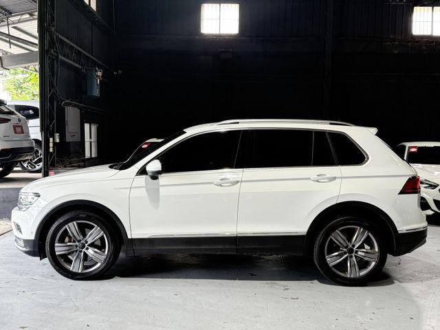 2.0渦輪 330 HL版 4WD 空套 7安 腳踢尾門 數位儀錶 ACC 環景 雙電動記憶座椅 盲點 導航 I-KEY  第3張相片