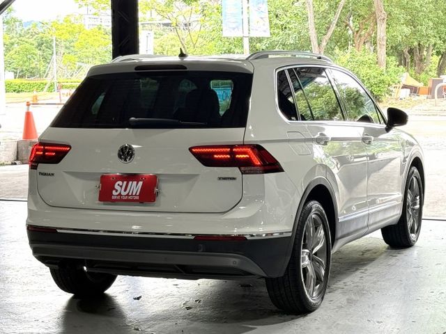 2.0渦輪 330 HL版 4WD 空套 7安 腳踢尾門 數位儀錶 ACC 環景 雙電動記憶座椅 盲點 導航 I-KEY  第6張相片