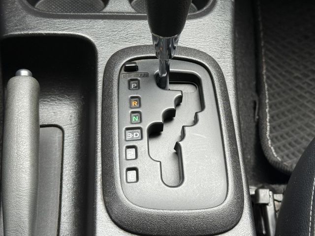 2.0雙安 自排 後出風口 導航 顯影 行車紀錄器 15吋鋁圈 皮椅 藍芽 倒車雷達 大安卓機 九成新輪胎 按時保養  第15張相片