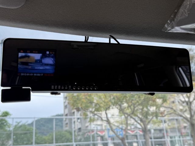 2.0雙安 自排 後出風口 導航 顯影 行車紀錄器 15吋鋁圈 皮椅 藍芽 倒車雷達 大安卓機 九成新輪胎 按時保養  第16張相片