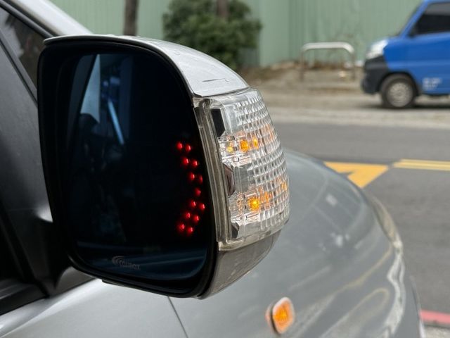 2.0 J版 雙安 自排 自用小客貨 後照鏡方向指示燈 倒車雷達 可調式大燈 九成新輪胎  第14張相片