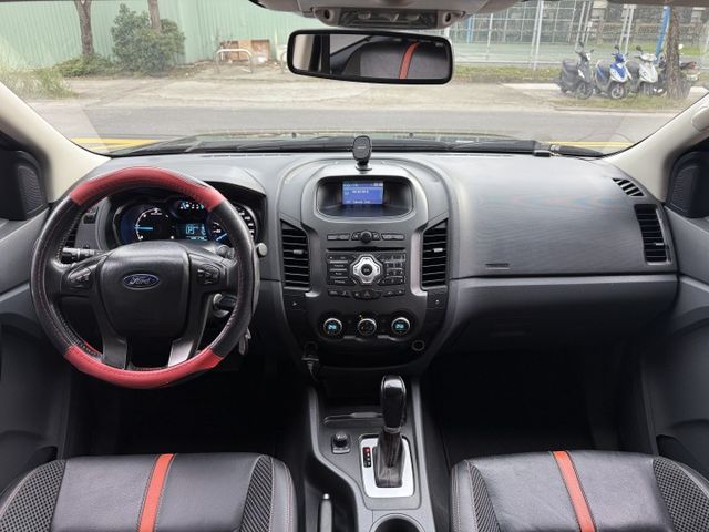 3.2 渦輪 4WD 6安 定速 方控 側踏板 行李架 電動座椅ABS 恆溫  循跡 皮椅 18吋鋁圈 黑內裝  第2張相片