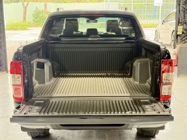 3.2 渦輪 4WD 6安 定速 方控 側踏板 行李架 電動座椅ABS 恆溫  循跡 皮椅 18吋鋁圈 黑內裝  第6張相片