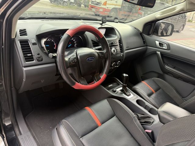 3.2 渦輪 4WD 6安 定速 方控 側踏板 行李架 電動座椅ABS 恆溫  循跡 皮椅 18吋鋁圈 黑內裝  第8張相片