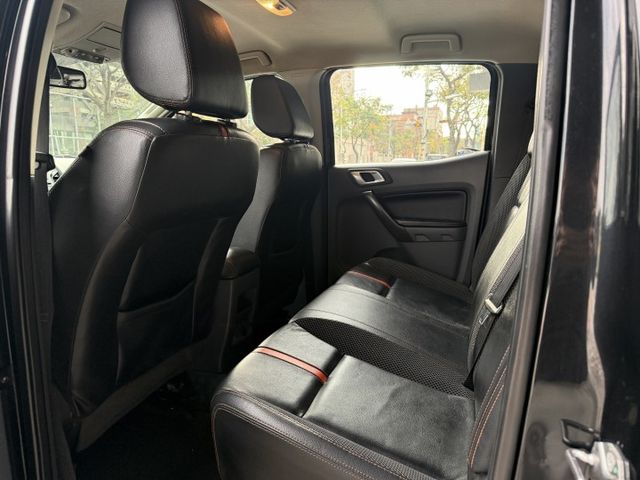 3.2 渦輪 4WD 6安 定速 方控 側踏板 行李架 電動座椅ABS 恆溫  循跡 皮椅 18吋鋁圈 黑內裝  第9張相片