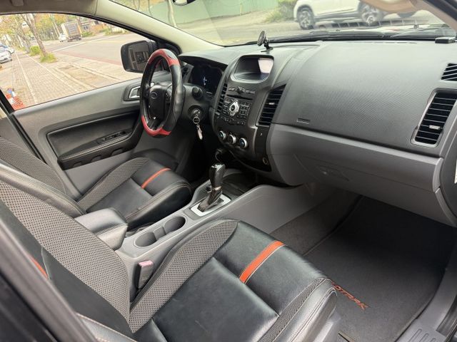 3.2 渦輪 4WD 6安 定速 方控 側踏板 行李架 電動座椅ABS 恆溫  循跡 皮椅 18吋鋁圈 黑內裝  第10張相片