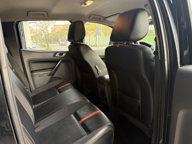 3.2 渦輪 4WD 6安 定速 方控 側踏板 行李架 電動座椅ABS 恆溫  循跡 皮椅 18吋鋁圈 黑內裝  第11張相片