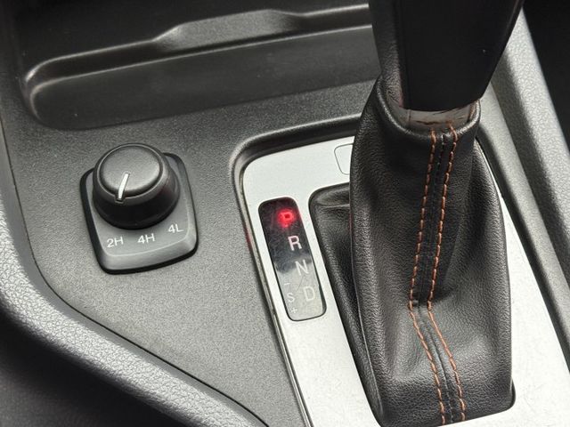 3.2 渦輪 4WD 6安 定速 方控 側踏板 行李架 電動座椅ABS 恆溫  循跡 皮椅 18吋鋁圈 黑內裝  第13張相片