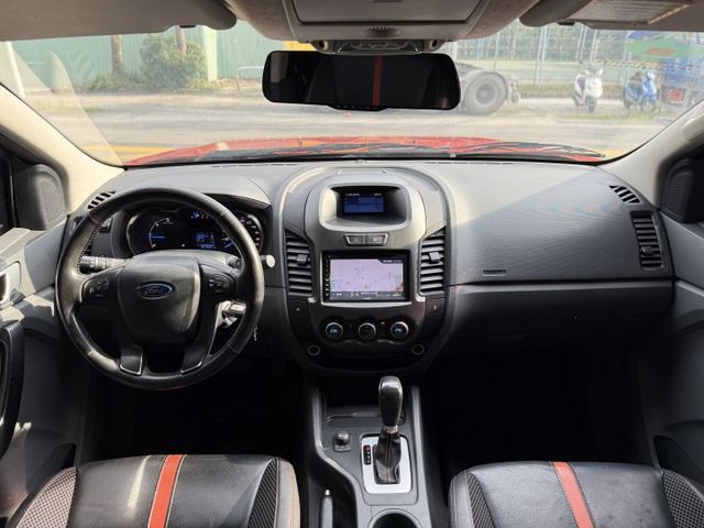 3.2 渦輪 4WD 6安 方控 定速 導航 循跡 恆溫 電動座椅 行車紀錄器 側踏板 車頂架 黑內裝 安卓機  第2張相片