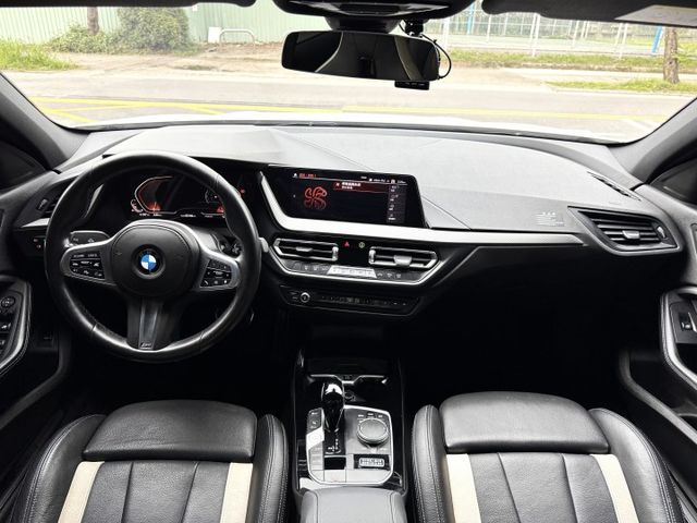 1.5渦輪 M版總代理 稀有特仕版 全車空套 雙色賽車椅 雙色18圈 5AT ACC 電尾門 8安 雙電動椅  第2張相片