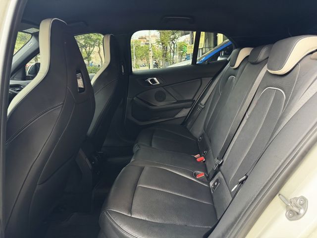 1.5渦輪 M版總代理 稀有特仕版 全車空套 雙色賽車椅 雙色18圈 5AT ACC 電尾門 8安 雙電動椅  第9張相片