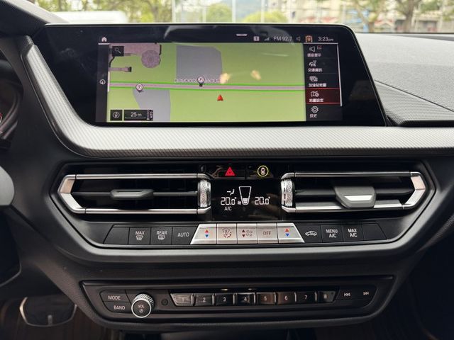 1.5渦輪 M版總代理 稀有特仕版 全車空套 雙色賽車椅 雙色18圈 5AT ACC 電尾門 8安 雙電動椅  第12張相片