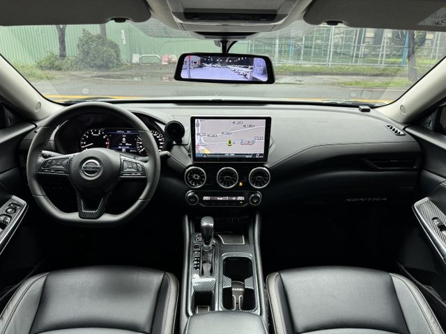 1.6GS 尊爵智駕版 遙控啟動 全車空套 鴨尾 四出管 鋁圈 卡鉗 ACC 環景 導航 卡夢飾板 摸門  第2張相片