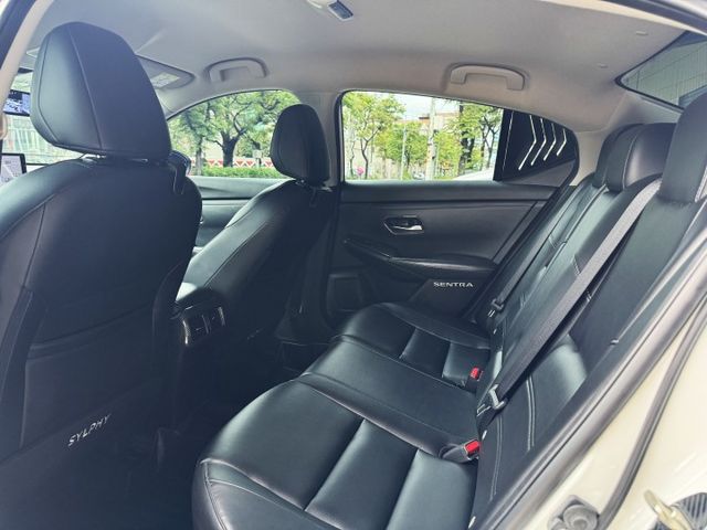 1.6GS 尊爵智駕版 遙控啟動 全車空套 鴨尾 四出管 鋁圈 卡鉗 ACC 環景 導航 卡夢飾板 摸門  第9張相片