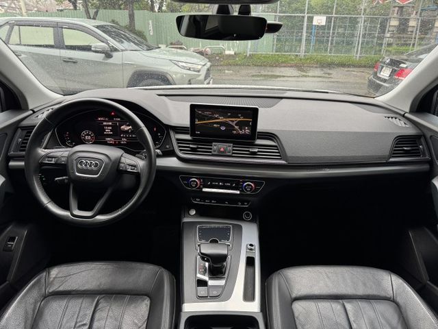 2.0渦輪 45 TFSI 液晶螢幕 I-KEY 6安 電尾門 摸門 導航 顯影 前後行車器 方控 快撥 雙電動椅  第2張相片