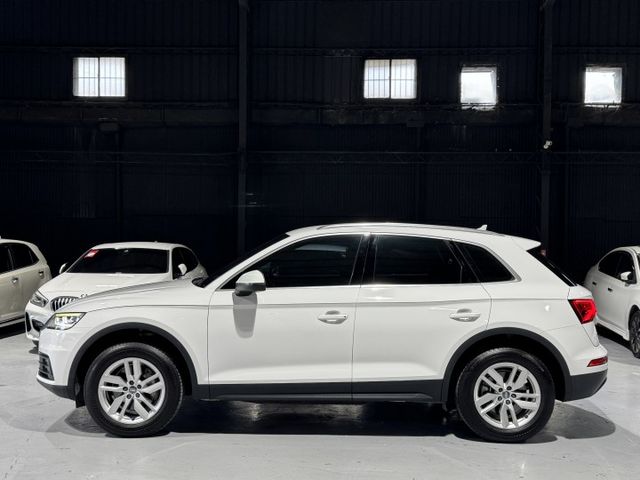 2.0渦輪 45 TFSI 液晶螢幕 I-KEY 6安 電尾門 摸門 導航 顯影 前後行車器 方控 快撥 雙電動椅  第3張相片