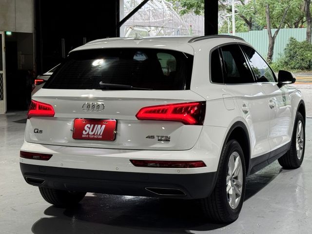 2.0渦輪 45 TFSI 液晶螢幕 I-KEY 6安 電尾門 摸門 導航 顯影 前後行車器 方控 快撥 雙電動椅  第7張相片