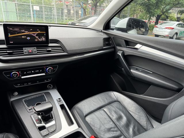 2.0渦輪 45 TFSI 液晶螢幕 I-KEY 6安 電尾門 摸門 導航 顯影 前後行車器 方控 快撥 雙電動椅  第13張相片